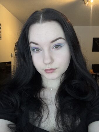 Kauneudenhoitaja Viivi tekemässä kasvohoitoa Wellhottareilla – rentouttava hieronta, yksilöllinen kasvohoito ja rauhallinen hoitokokemus.”