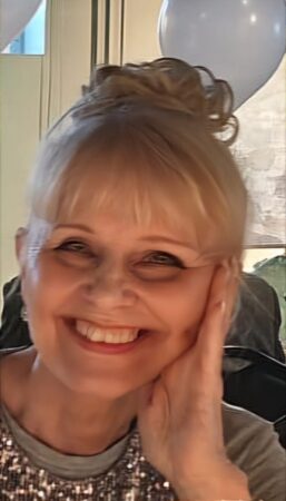 okenut kampaaja Marja leikkaamassa hiuksia Wellhottarien kauneushoitolassa, ystävällinen asiakaspalvelu ja ammattitaitoinen hiustenleikkaus.