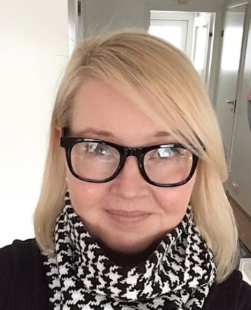 Kampaaja Saila tekemässä hiusten värjäystä Wellhottareilla, hiuslisäkkeet, kampaukset ja tarkka värjäystaito.